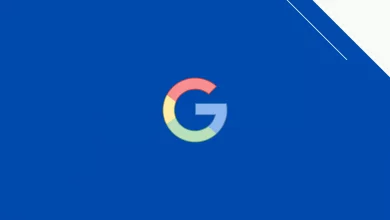 Google e-a-t nedir? öne çıkan görsel. Mavi arka planın önünde Google logosu yer alıyor